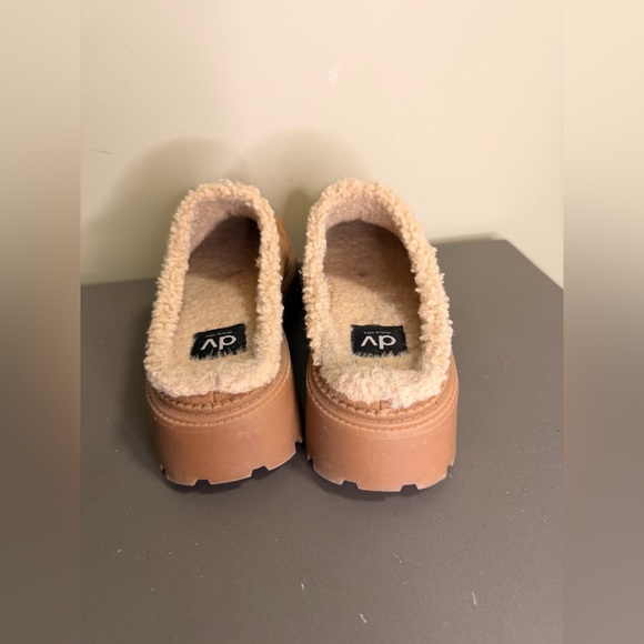Women’s Dolce Vita Ladie Cozy Platform Clog Mules - Picture 4 of 6